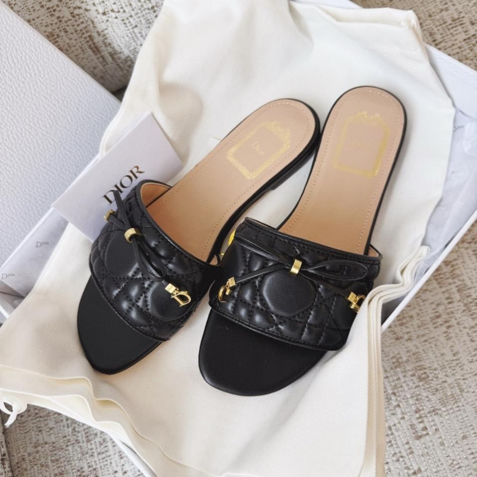 Dior Cannage Slide
Black Quilted Cannage Lambskin KCO545CQL-duoc-ban-tai-Hvip Shoes and Clothes