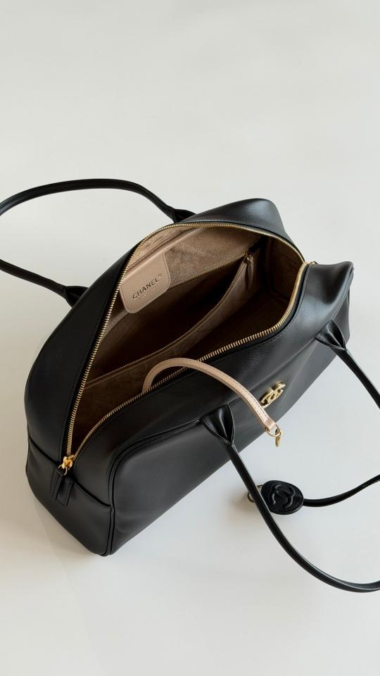 Chanel Large Bowling Bag
 
Calfskin & Gold-Tone Metal 
Black AS6211
19 x 35.5 x 12.5cm-duoc-ban-tai-Hvip Bags and Accessories