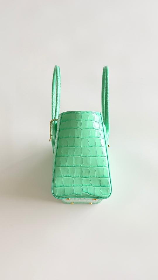 Chanel Small Shopping Bag
 
Crocodile Embossed Calfskin & Gold-Tone Metal 
Green AS6243
20 x 39 x 13cm-duoc-ban-tai-Hvip Bags and Accessories