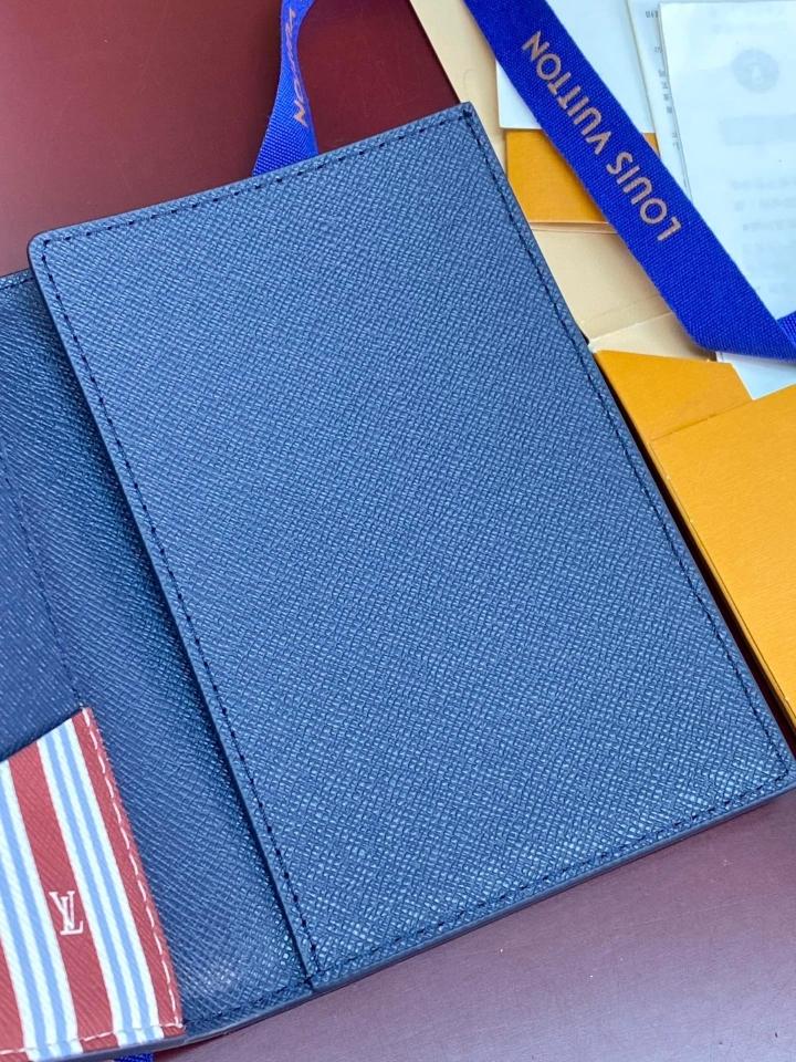 Louis Vuitton M15075
Passport Cover blue sky 14 x 2.5 x 10cm (1)-duoc-ban-tai-Hvip Bags and Accessories