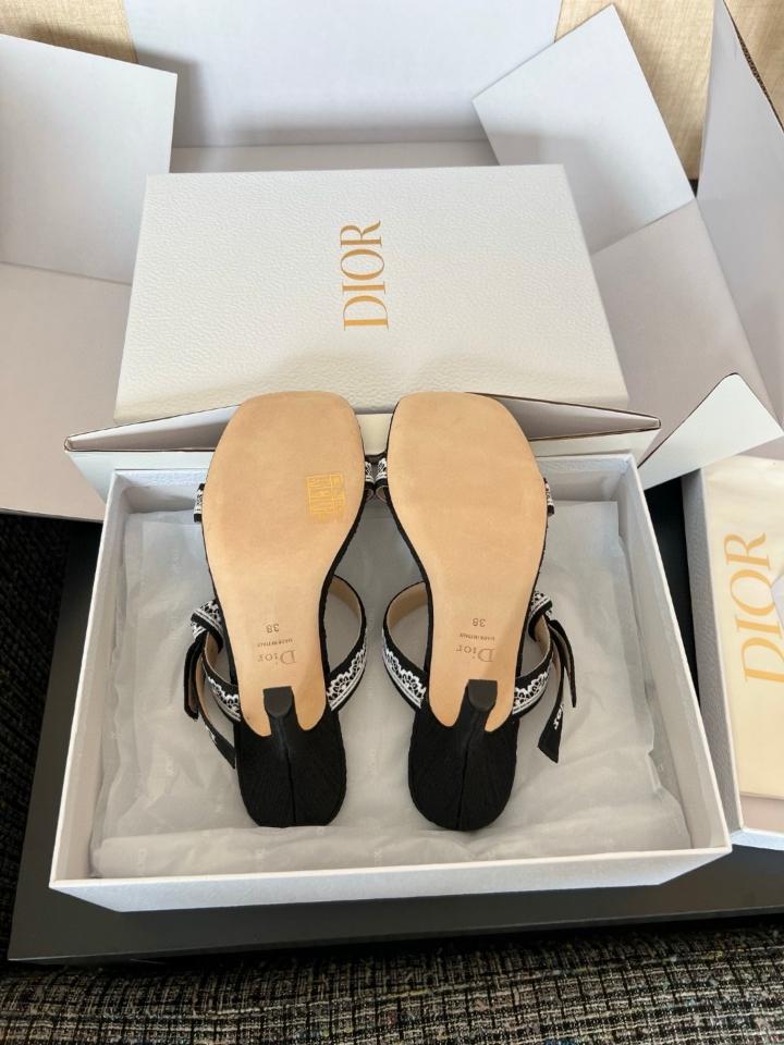Dior Heeled Sandal with Straps
Black Embroidered Cotton-duoc-ban-tai-Hvip Shoes and Clothes