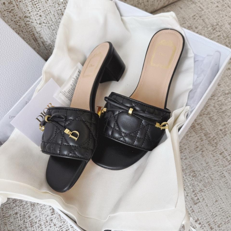 Dior Cannage Heeled Slide
Black Quilted Cannage Lambskin KCO546CQL-duoc-ban-tai-Hvip Shoes and Clothes