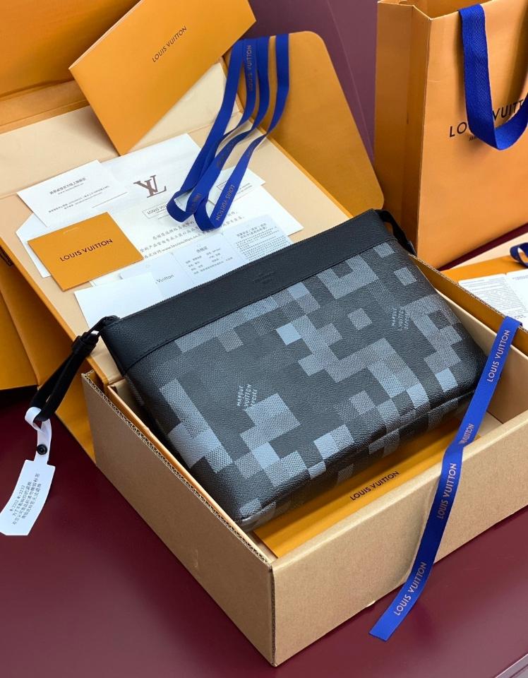 Louis Vuitton M14926
Pochette Voyage Souple 21 x 7.5 x 30cm (1)-duoc-ban-tai-Hvip Bags and Accessories