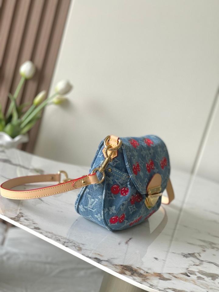 Louis Vuitton M13680
New
LV x TM Sunset 27 x 18 x 3 CM-duoc-ban-tai-Hvip Bags and Accessories