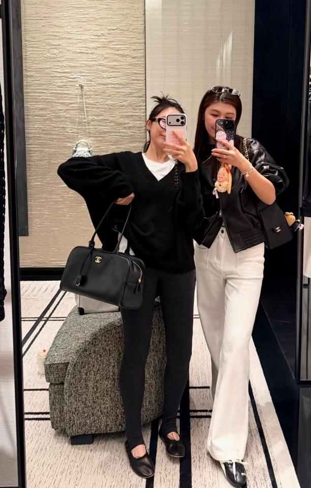 Chanel Large Bowling Bag   Calfskin & Gold-Tone Metal Black AS6211 19 x 35.5 x 12.5cm-duoc-ban-tai-Hvip Bags and Accessories