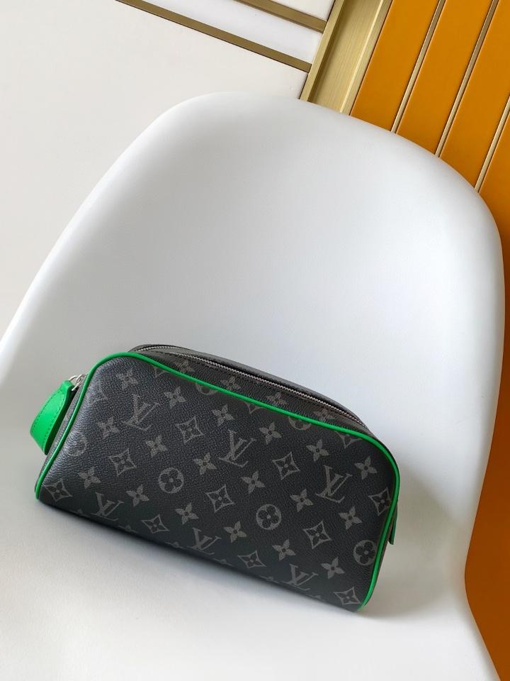 Louis Vuitton M26433
Dopp Kit 28 x 15 x 16.5cm (1)-duoc-ban-tai-Hvip Bags and Accessories