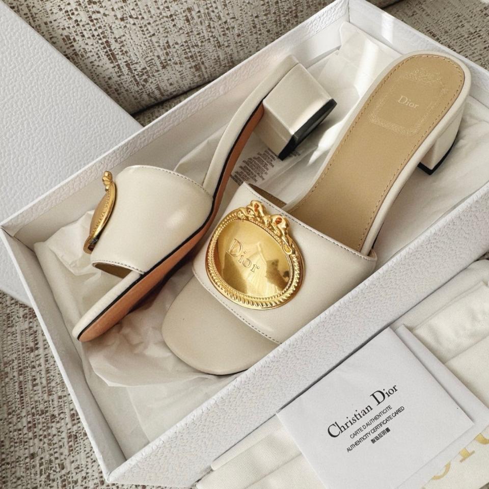 Dior Médaillon Buckle Heeled Slide
White Lambskin KCO695LAB -duoc-ban-tai-Hvip Shoes and Clothes