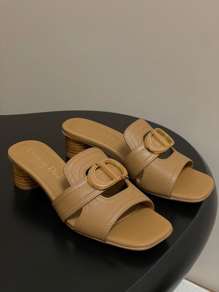 Dior 30 Montaigne Heeled Slide
Camel Calfskin
KCO374CFY_S17T 40mm (2)-duoc-ban-tai-Hvip Shoes and Clothes