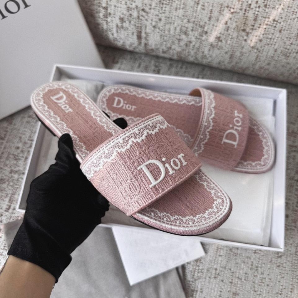 Dior Dentelle Slide
Pink Dior Oblique Embroidered Cotton and White Lace KCO531OCC-duoc-ban-tai-Hvip Shoes and Clothes