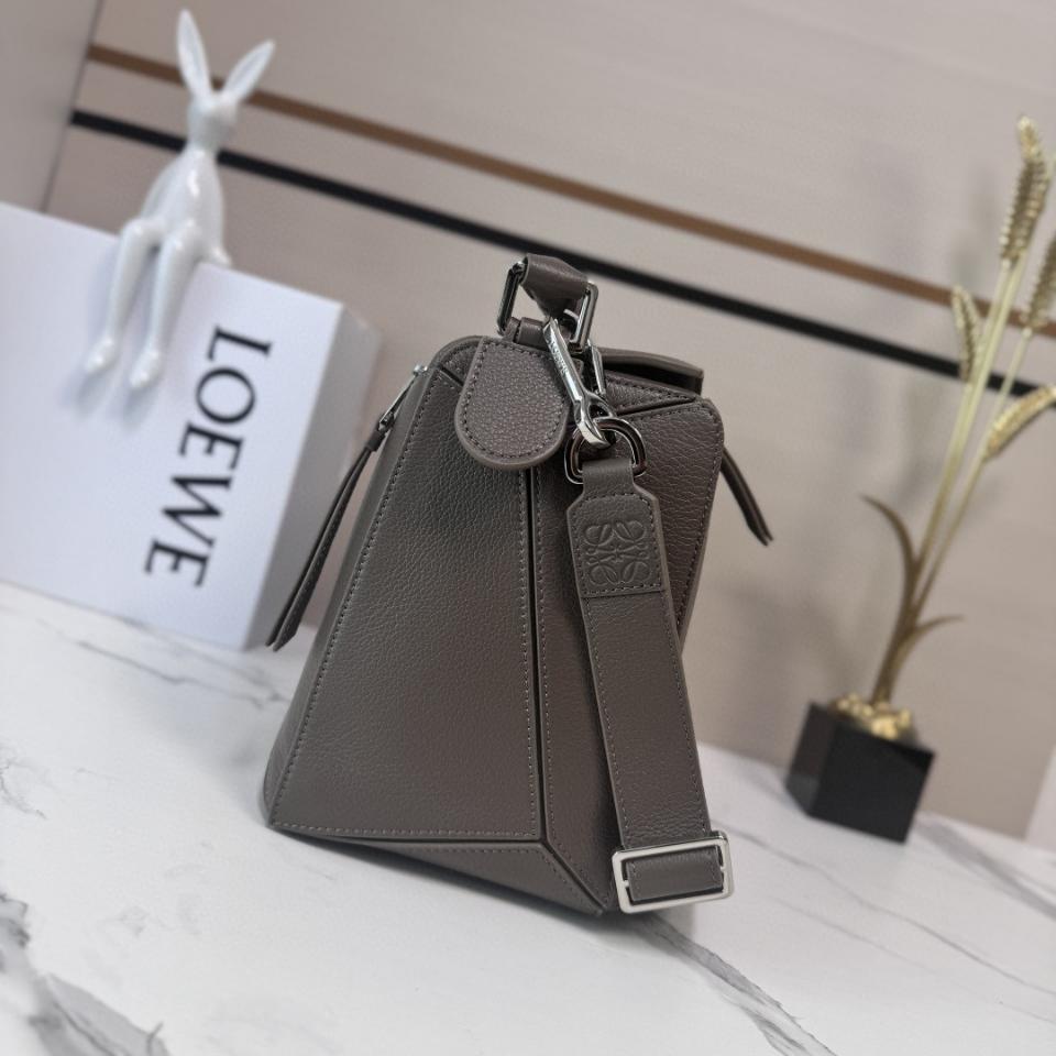 Loewe Large Puzzle bag in supple grained calfskin B510PNLX03 Tundra -duoc-ban-tai-Hvip Bags and Accessories