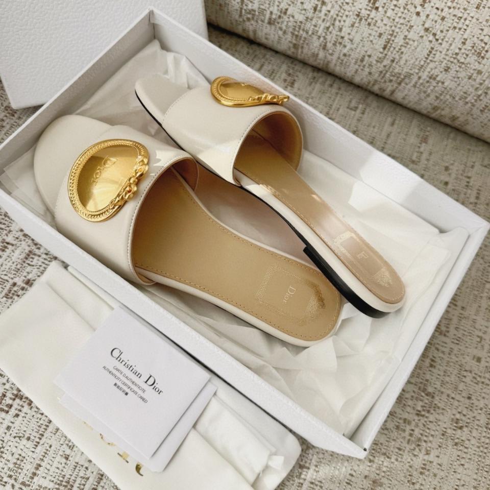 Dior Médaillon Buckle  Slide
White Lambskin -duoc-ban-tai-Hvip Shoes and Clothes