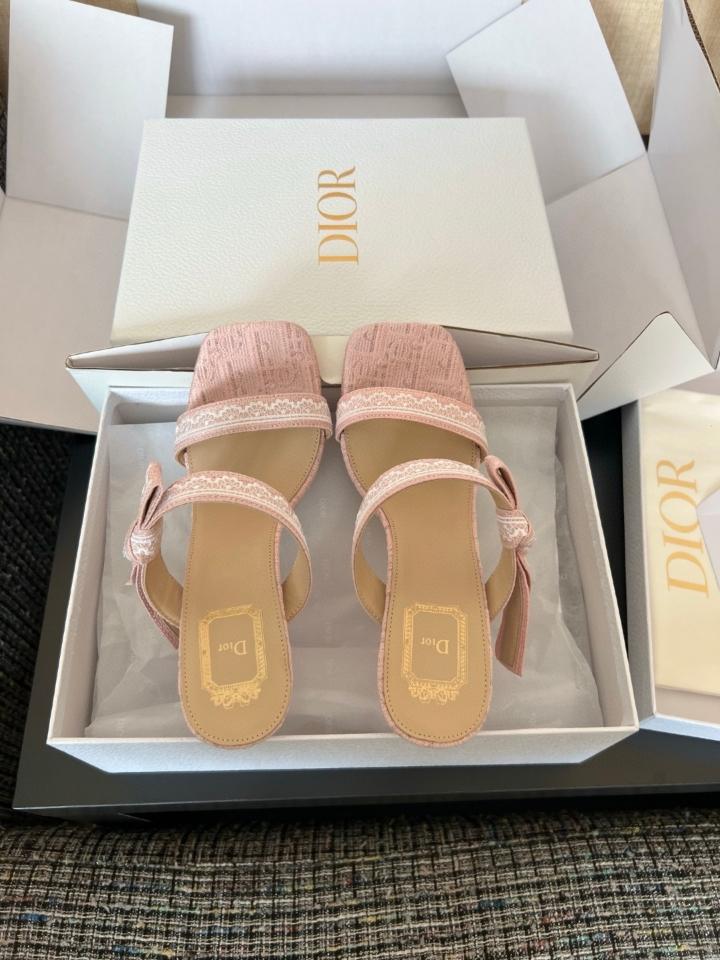 Dior Heeled Sandal with Straps
Pink Embroidered Cotton-duoc-ban-tai-Hvip Shoes and Clothes