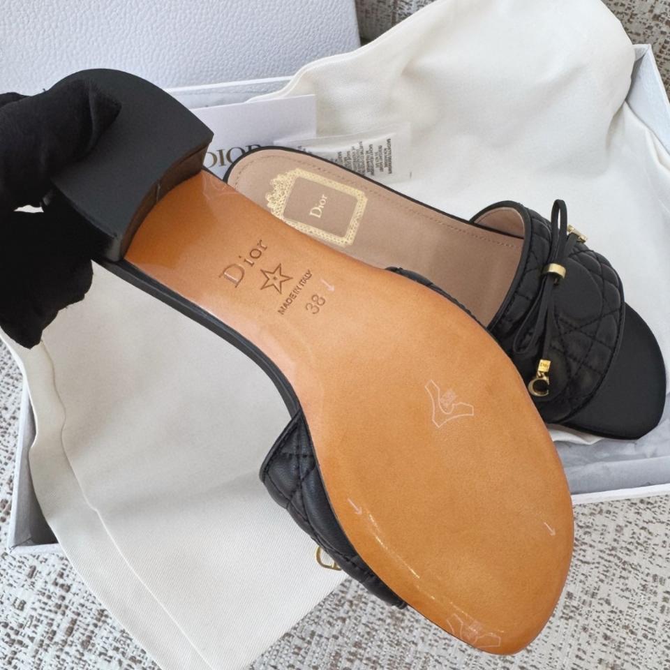 Dior Cannage Heeled Slide
Black Quilted Cannage Lambskin KCO546CQL-duoc-ban-tai-Hvip Shoes and Clothes