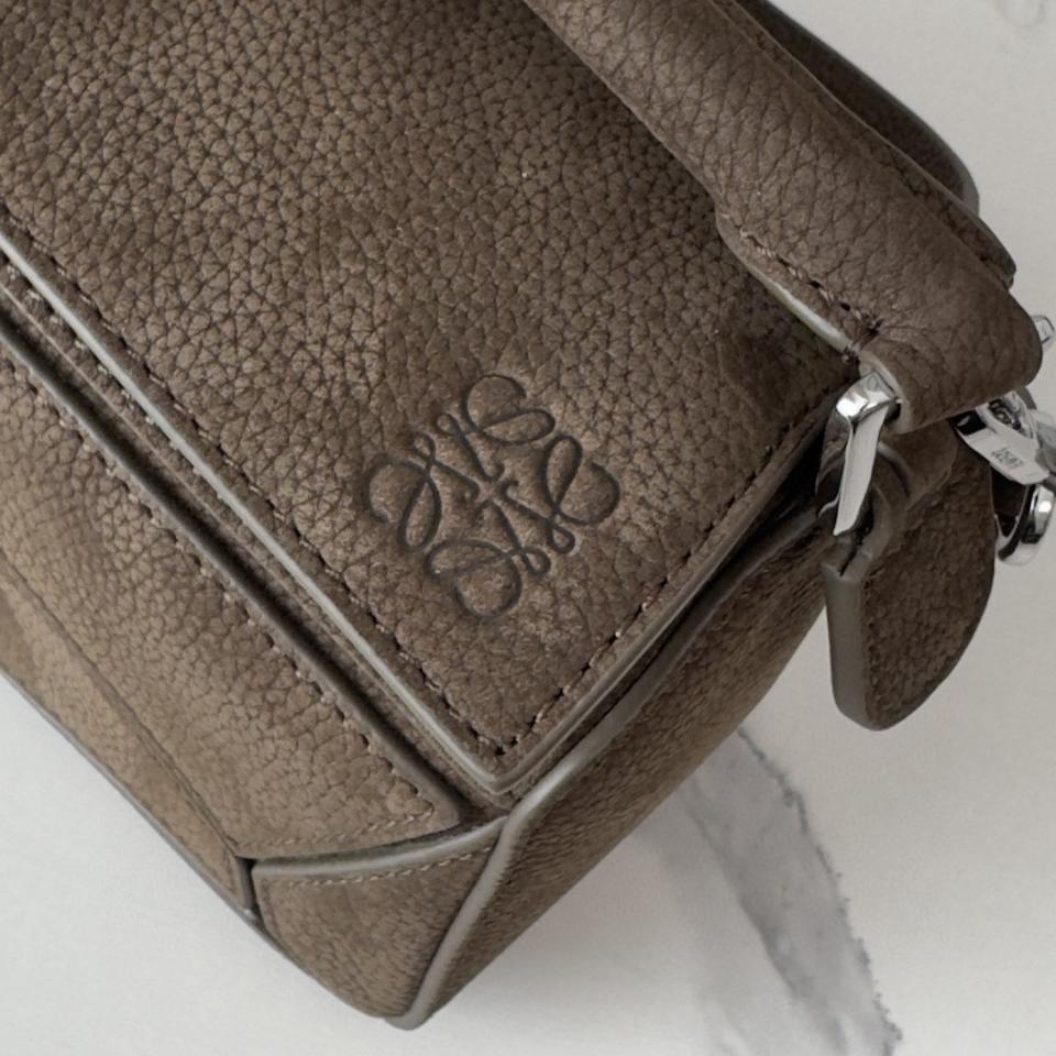LOEWE mini Featherlight Puzzle bag in grained nubuck Tundra A510PLSX03 18*12.5*8CＭ-duoc-ban-tai-Hvip Bags and Accessories