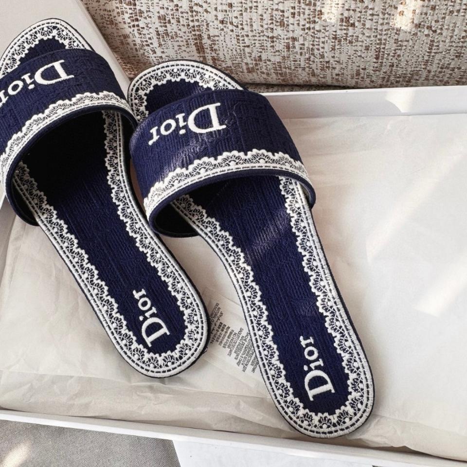 Dior Dentelle Slide
Blue Dior Oblique Embroidered Cotton and White Lace KCO531OCC-duoc-ban-tai-Hvip Shoes and Clothes