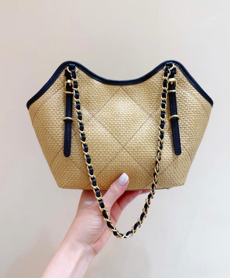 Chanel Cruise 2025/26   Small Shopping Bag   Braided Raffia, Calfskin & Gold-Tone Metal  beige & black AS6015 20*28*7cm-duoc-ban-tai-Hvip Bags and Accessories