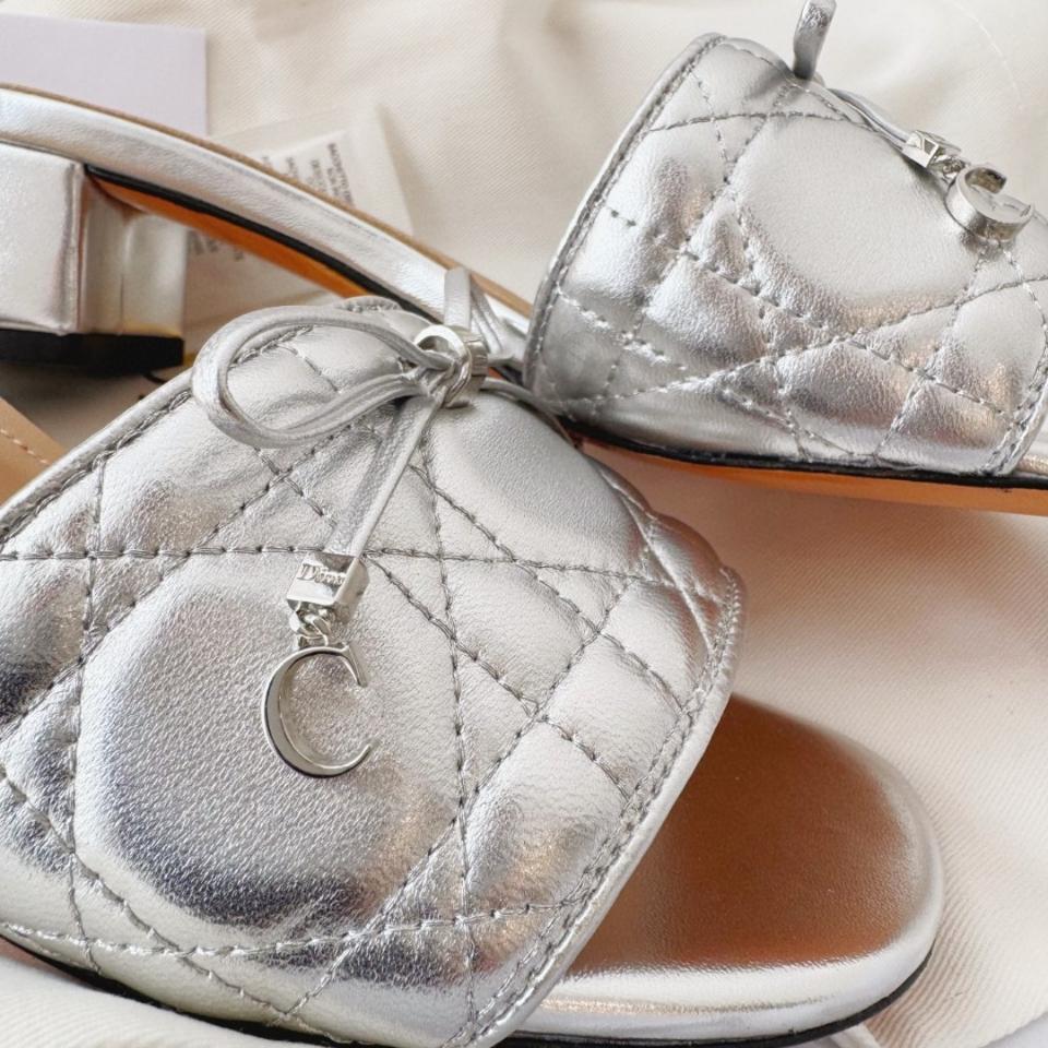 Dior Cannage Heeled Slide
Silver Quilted Cannage Lambskin KCO546CQL -duoc-ban-tai-Hvip Shoes and Clothes