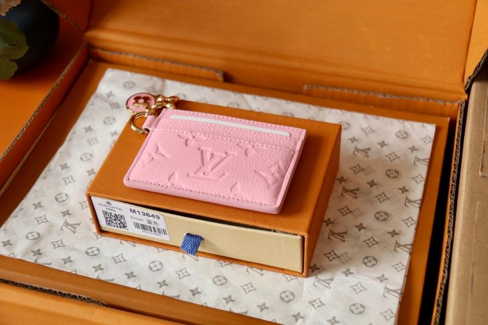 Louis Vuitton M13647
LV Charms Card Holder pink-duoc-ban-tai-Hvip Bags and Accessories