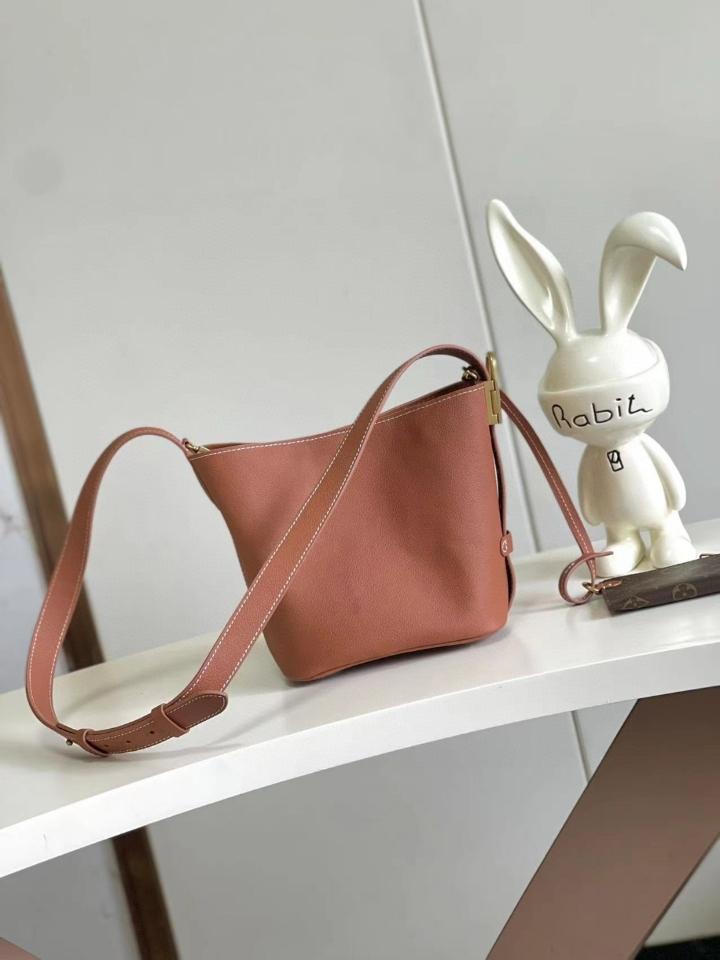 Louis Vuitton M14416
Túi Low Key All In BB 16*12*18cm-duoc-ban-tai-Hvip Bags and Accessories