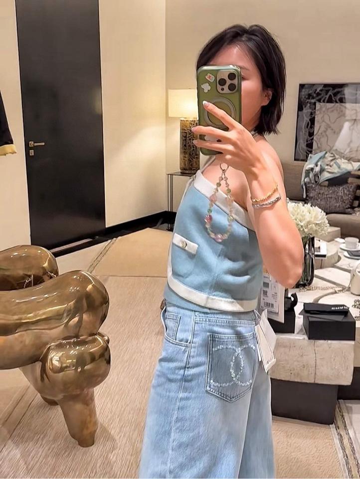 Chanel 25s Light Blue Wash Cc Sequins Pocket Jeans P79448-duoc-ban-tai-Hvip Shoes and Clothes