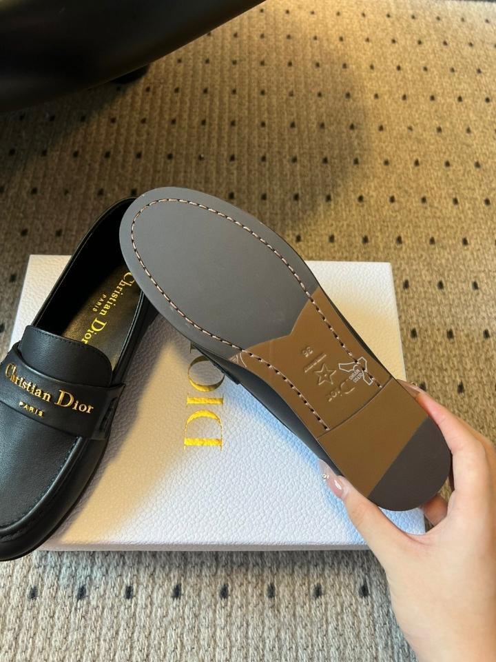 Dior Dior Boy Loafer
Black Supple Calfskin
KDF039VSO_S900 (1)-duoc-ban-tai-Hvip Shoes and Clothes