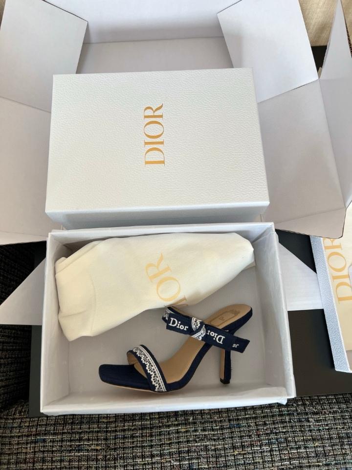 Dior Heeled Sandal with Straps
Navy Embroidered Cotton -duoc-ban-tai-Hvip Shoes and Clothes