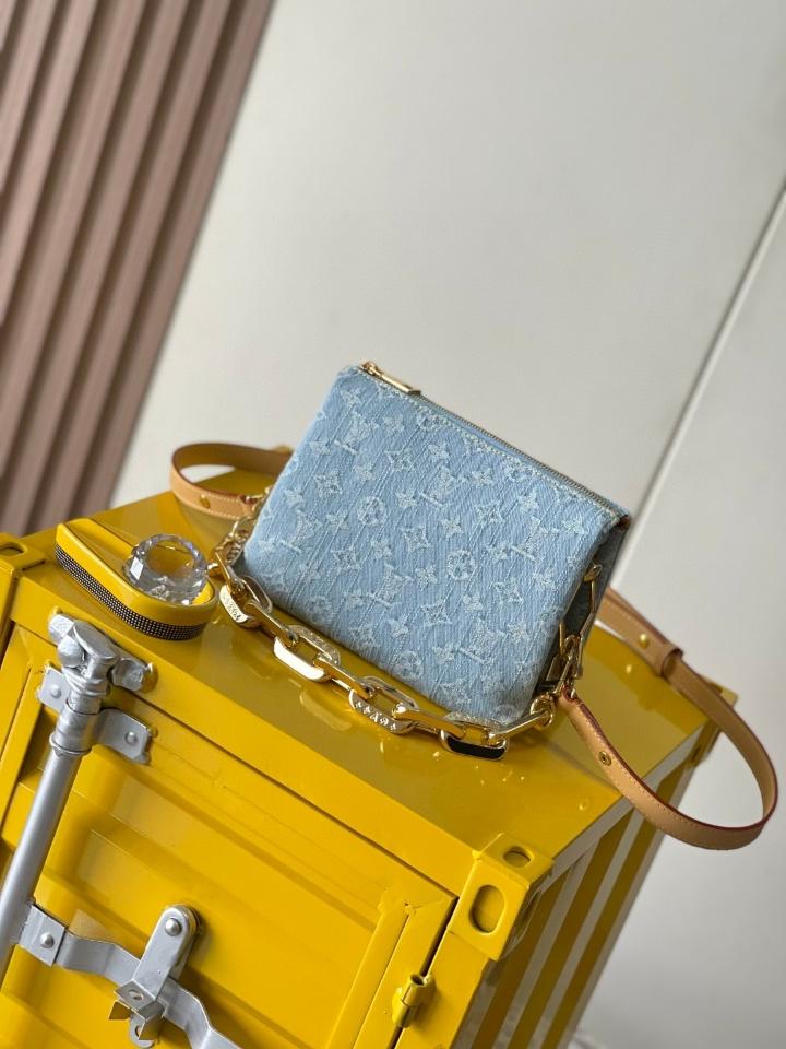Louis Vuitton M11401
LV By The Pool
Coussin BB 21*16*7CM L1-duoc-ban-tai-Hvip Bags and Accessories