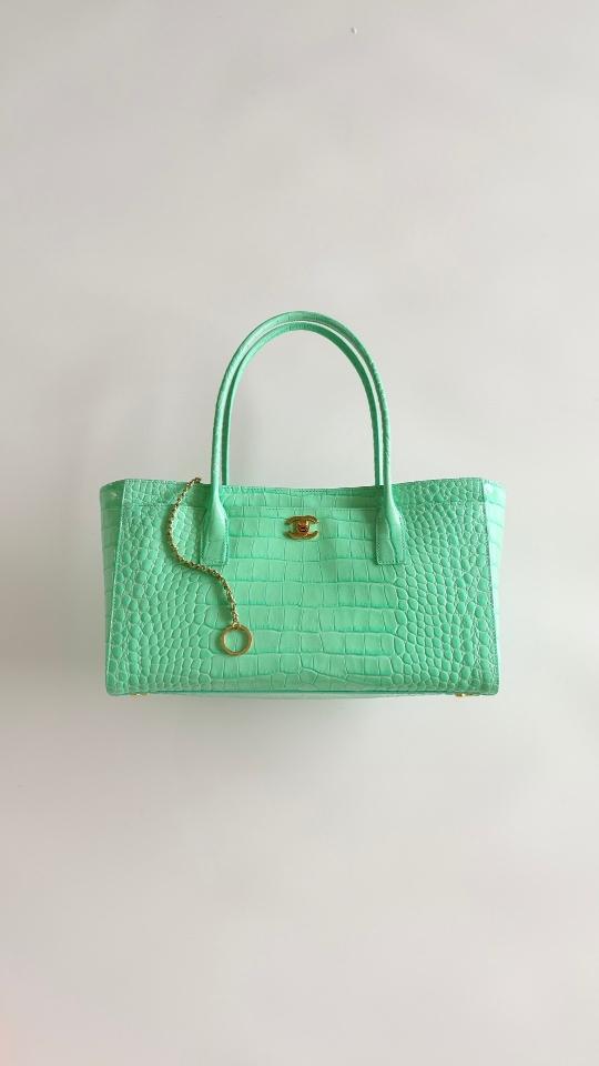 Chanel Small Shopping Bag
 
Crocodile Embossed Calfskin & Gold-Tone Metal 
Green AS6243
20 x 39 x 13cm-duoc-ban-tai-Hvip Bags and Accessories