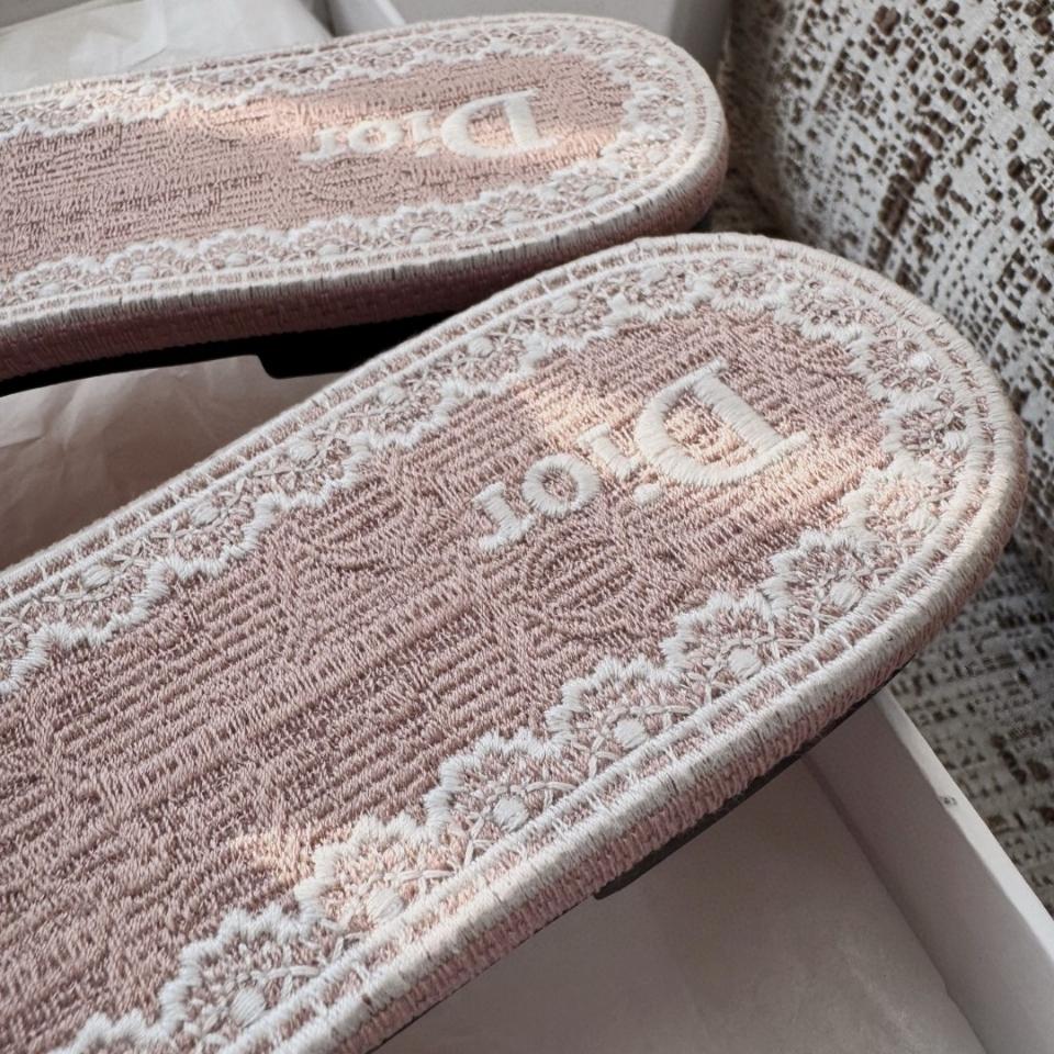 Dior Dentelle Slide
Pink Dior Oblique Embroidered Cotton and White Lace KCO531OCC-duoc-ban-tai-Hvip Shoes and Clothes