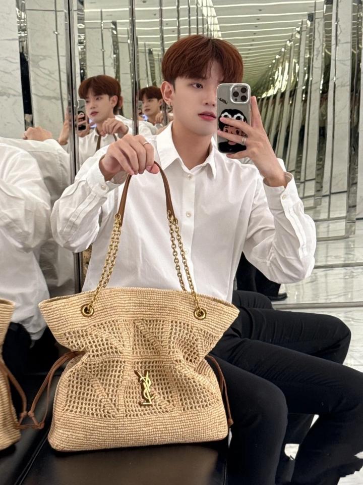 Saint Laurent JAMIE SHOPPING in raffia
NATURAL AND BRICK 838876 35x35×10cm (1)-duoc-ban-tai-Hvip Bags and Accessories