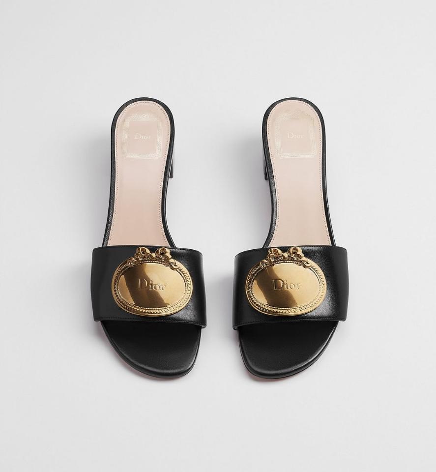 Dior Médaillon Buckle Heeled Slide
Black Lambskin KCO695LAB-duoc-ban-tai-Hvip Shoes and Clothes
