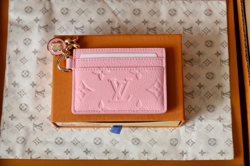 Louis Vuitton M13647
LV Charms Card Holder pink-duoc-ban-tai-Hvip Bags and Accessories