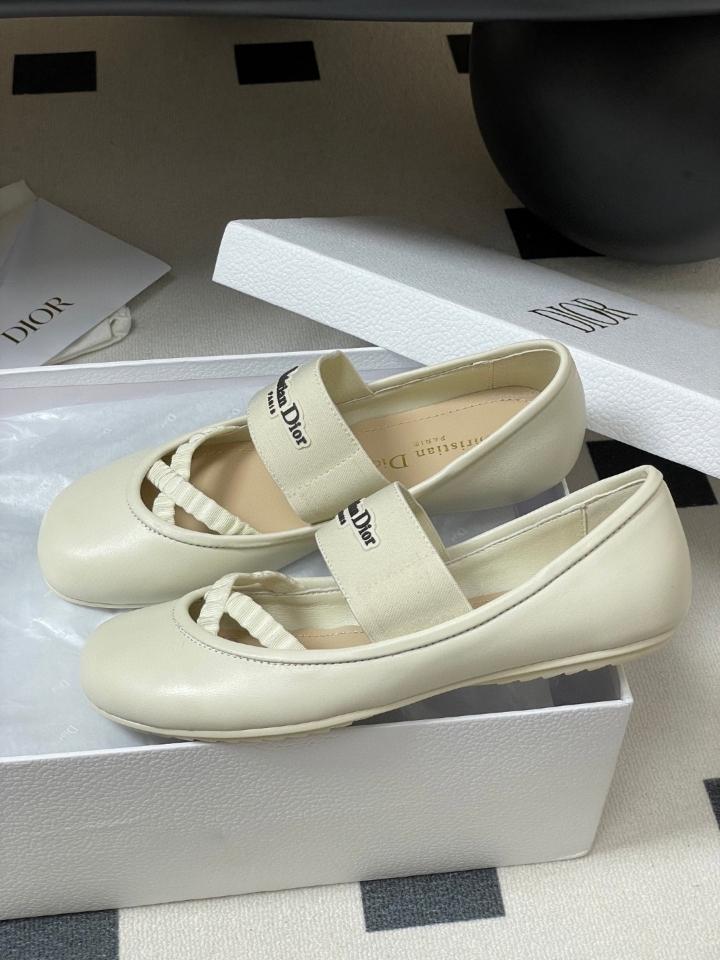 Dior Shade Ballet Flat
White Lambskin and Elastic Straps
KDF012LAB_S900 (2)-duoc-ban-tai-Hvip Shoes and Clothes