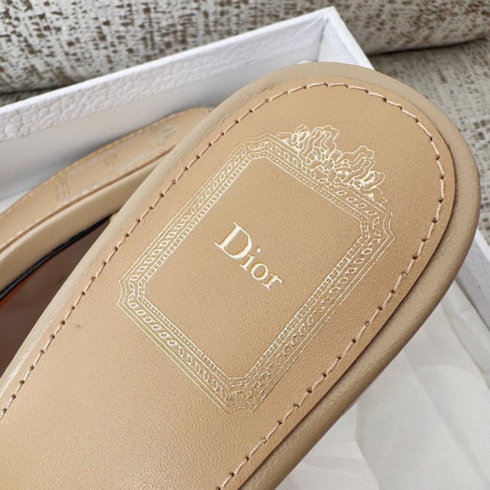 Dior Médaillon Buckle Heeled Slide
Grey Lambskin KCO695LAB-duoc-ban-tai-Hvip Shoes and Clothes