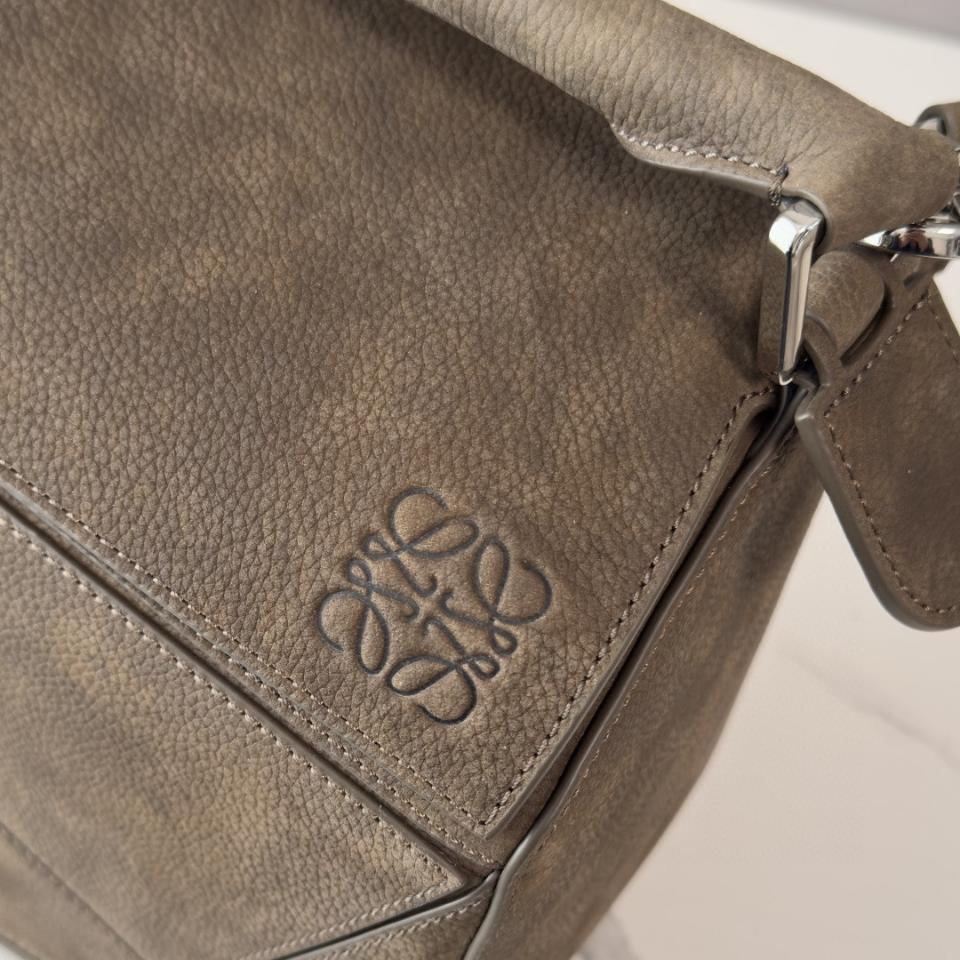 LOEWE Medium Featherlight Puzzle bag in grained nubuck Tundra 33*14..7*21.5cm-duoc-ban-tai-Hvip Bags and Accessories