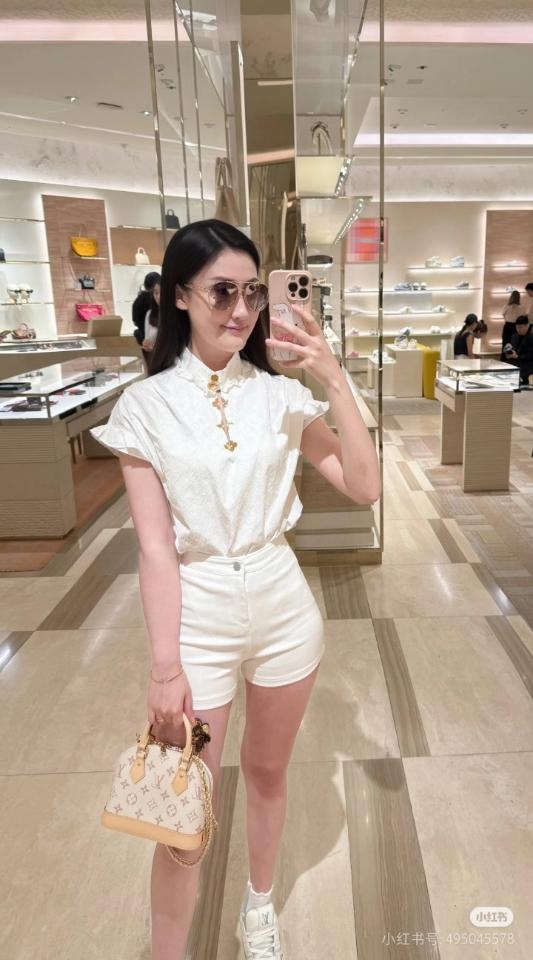 Louis Vuitton K00015
Customizable
Alma Mini LV & I white 18*12*8CM L1-duoc-ban-tai-Hvip Bags and Accessories