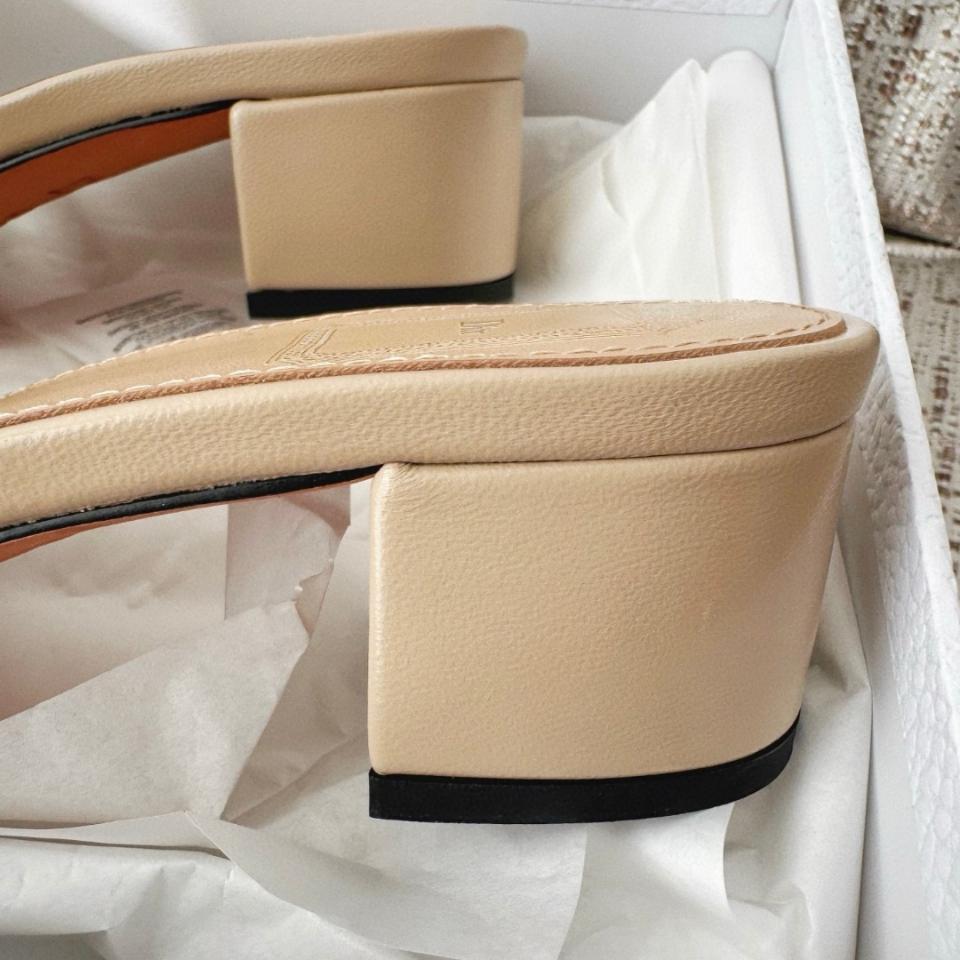Dior Médaillon Buckle Heeled Slide
Grey Lambskin KCO695LAB-duoc-ban-tai-Hvip Shoes and Clothes