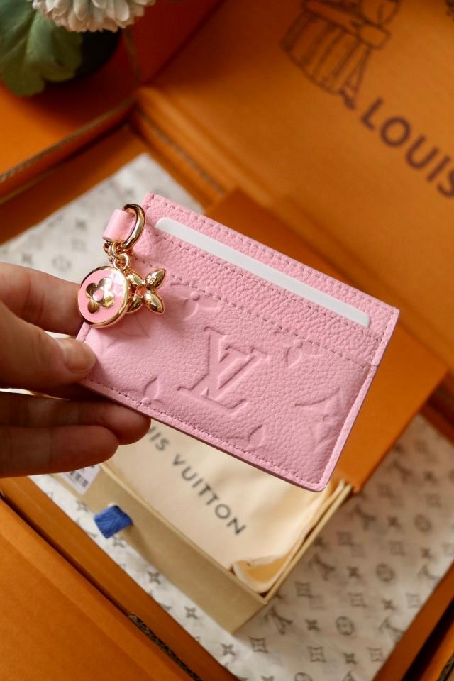 Louis Vuitton M13647
LV Charms Card Holder pink-duoc-ban-tai-Hvip Bags and Accessories