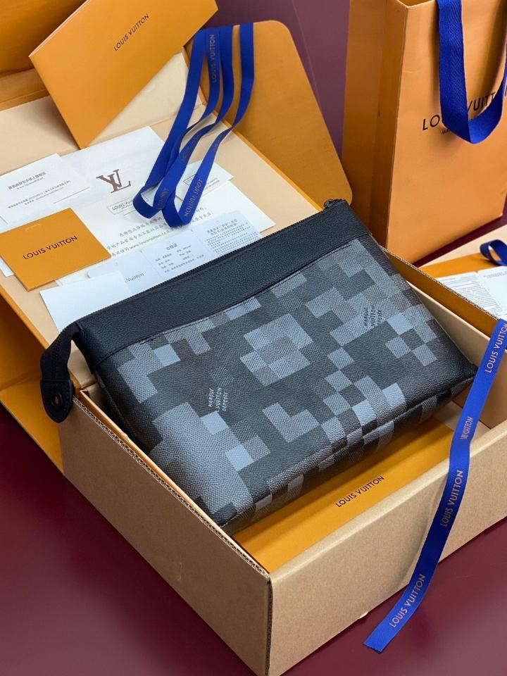 Louis Vuitton M14926
Pochette Voyage Souple 21 x 7.5 x 30cm (1)-duoc-ban-tai-Hvip Bags and Accessories