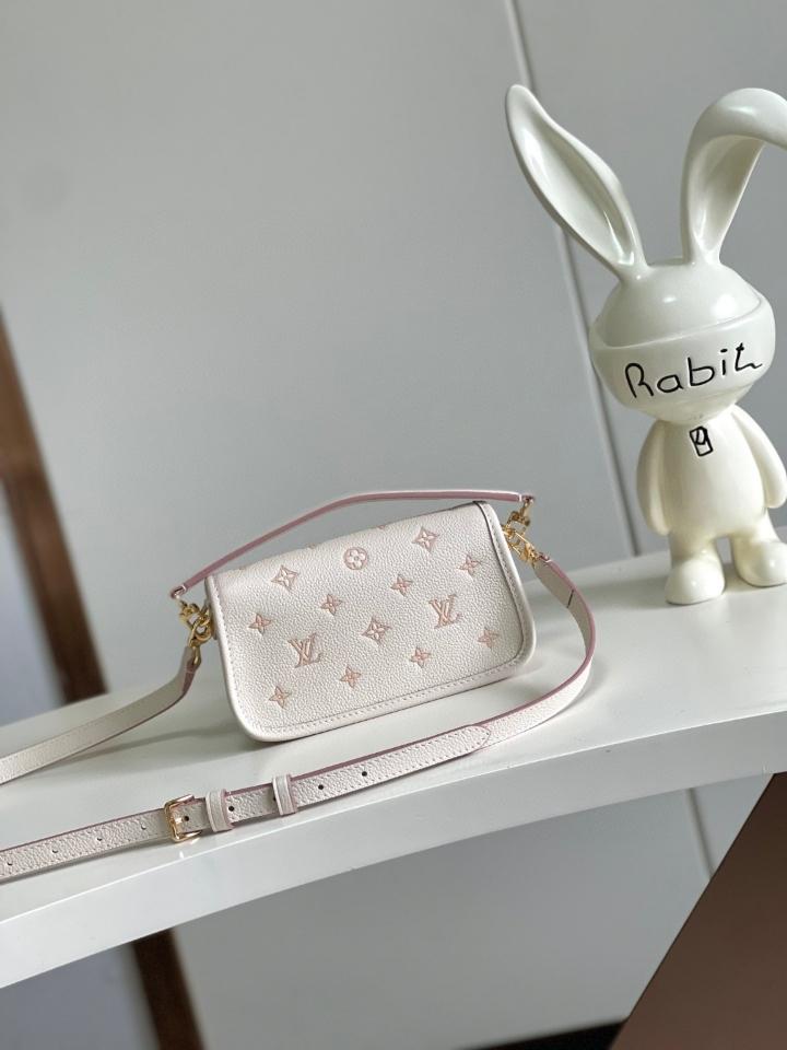Louis Vuitton M13642
Nano Diane 10.5 x 6 x 19cm Sao chép-duoc-ban-tai-Hvip Bags and Accessories