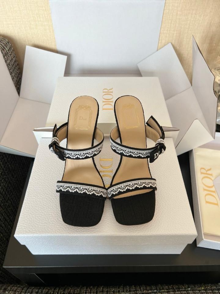 Dior Heeled Sandal with Straps
Black Embroidered Cotton-duoc-ban-tai-Hvip Shoes and Clothes
