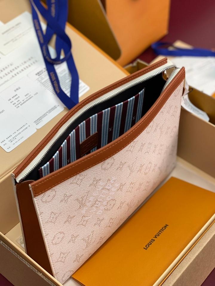 Louis Vuitton M61692
Pochette Voyage MM blanc /brown 27.0 x 21.0 x 3.0 cm (1)-duoc-ban-tai-Hvip Bags and Accessories