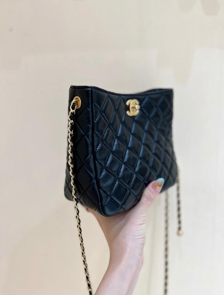 Chanel Small hobo shoulder bag lambskin Gold-Tone Metal Black  As3259 19x16x8cm-duoc-ban-tai-Hvip Bags and Accessories