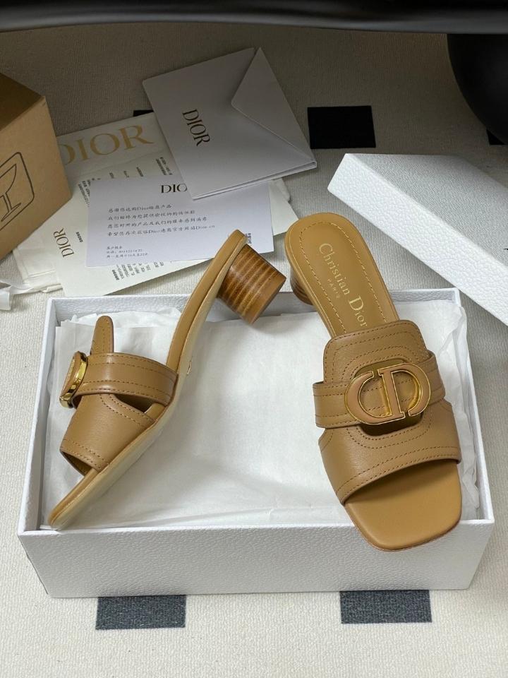 Dior 30 Montaigne Heeled Slide
Camel Calfskin
KCO374CFY_S17T 40mm (2)-duoc-ban-tai-Hvip Shoes and Clothes