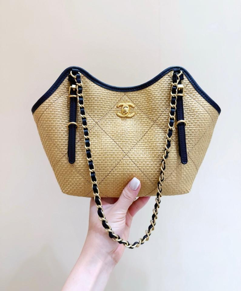 Chanel Cruise 2025/26   Small Shopping Bag   Braided Raffia, Calfskin & Gold-Tone Metal  beige & black AS6015 20*28*7cm-duoc-ban-tai-Hvip Bags and Accessories