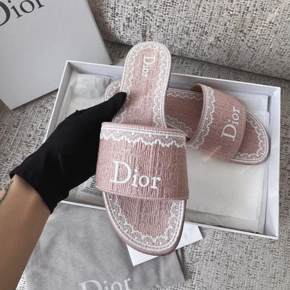 Dior Dentelle Slide
Pink Dior Oblique Embroidered Cotton and White Lace KCO531OCC-duoc-ban-tai-Hvip Shoes and Clothes