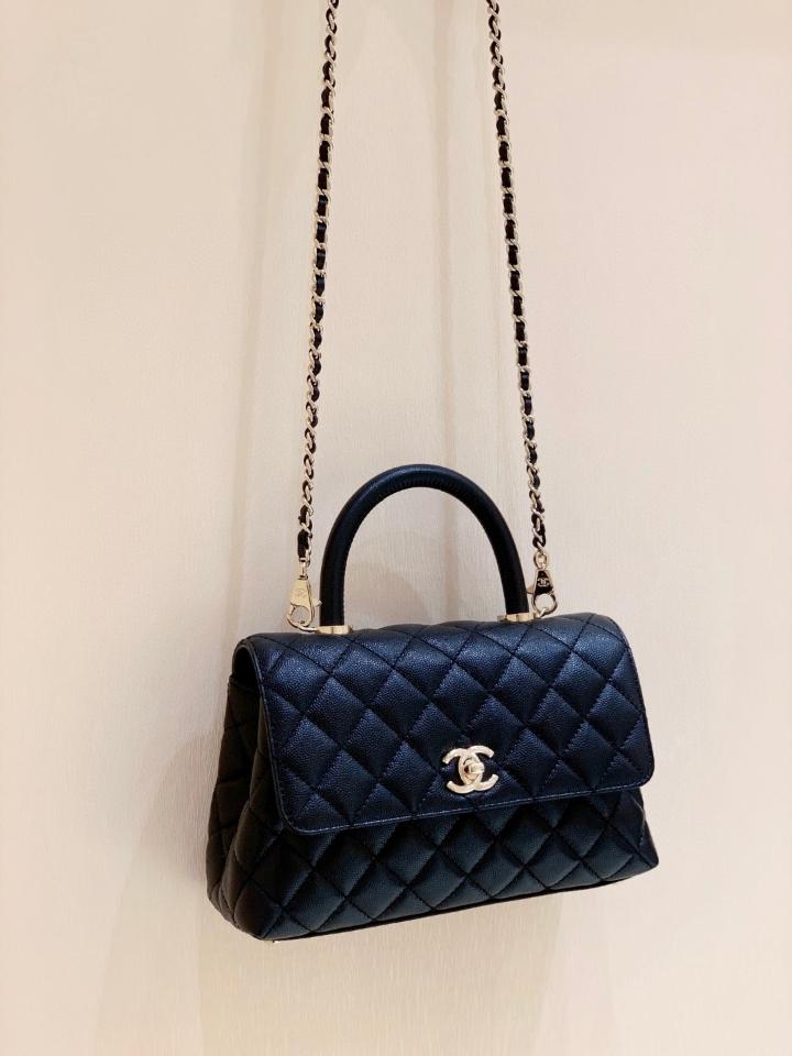 Chanel 22A small coco handle bag Grained calfskin ,Shiny gold tone metal ,black AS92990 23cm-duoc-ban-tai-Hvip Bags and Accessories