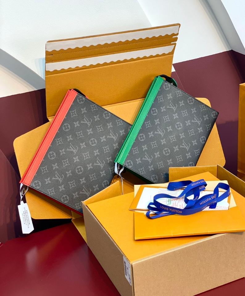 Louis Vuitton M26031
Pochette Voyage MM 21 x 6 x 27cm (1)-duoc-ban-tai-Hvip Bags and Accessories