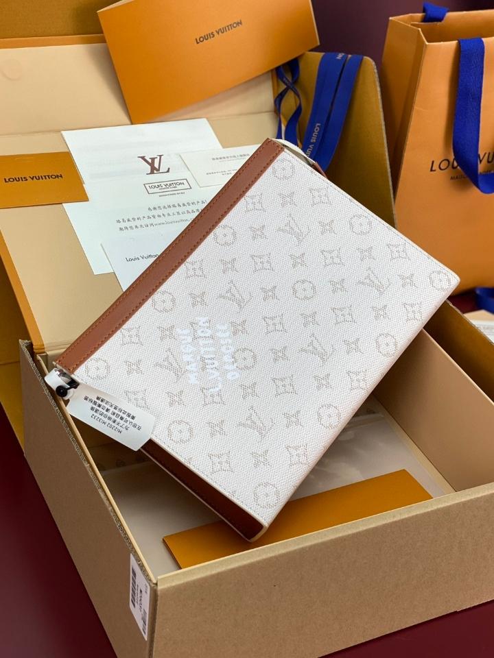 Louis Vuitton M61692
Pochette Voyage MM blanc /brown 27.0 x 21.0 x 3.0 cm (1)-duoc-ban-tai-Hvip Bags and Accessories