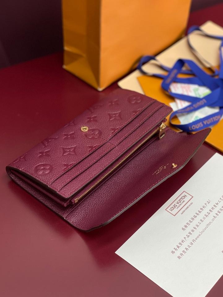 Louis Vuitton M82257
Sarah Wallet Burgundy -duoc-ban-tai-Hvip Bags and Accessories